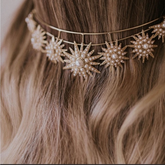 Untamed Petals - Gold Violetta Tiara With Pearl Details - Picture 3 of 7